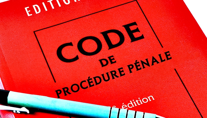 Procès équitable : les juges doivent rechercher la comparution de la victime mineure avant de la dispenser d’audience !